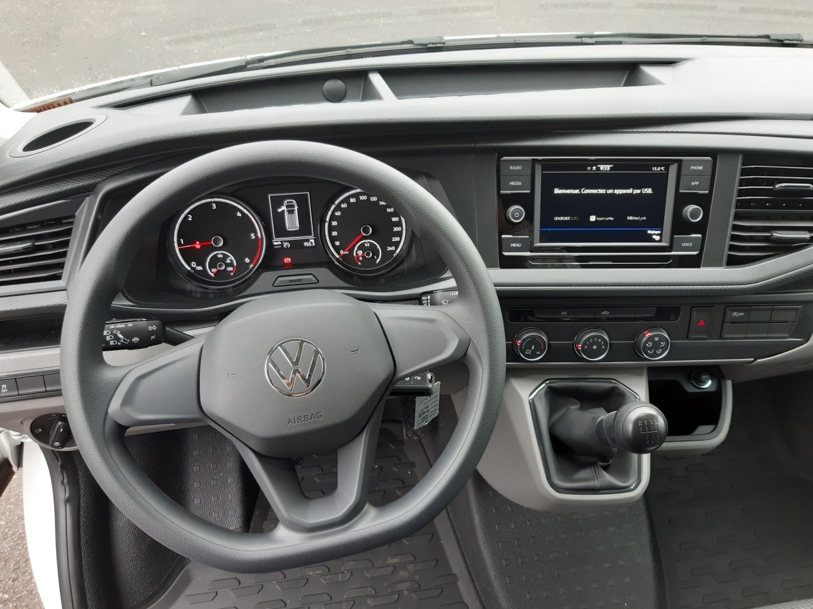 Arrivage d'un fourgon compact Volkswagen Transporter 6.1 disponible en location longue durée - Vue3