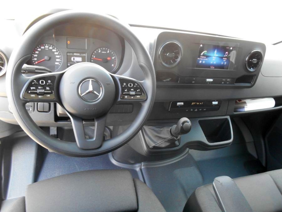 Arrivage d'utilitaires Mercedes en location - Sprinter Benne et coffre vue 4