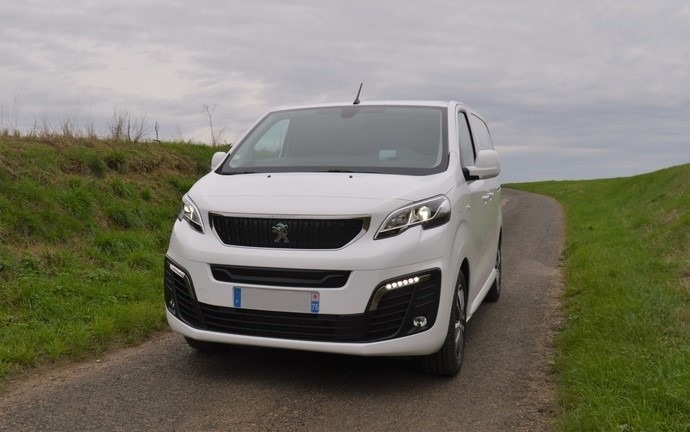 Arrivage d'utilitaires électriques en location - Peugeot e-Expert vue 1