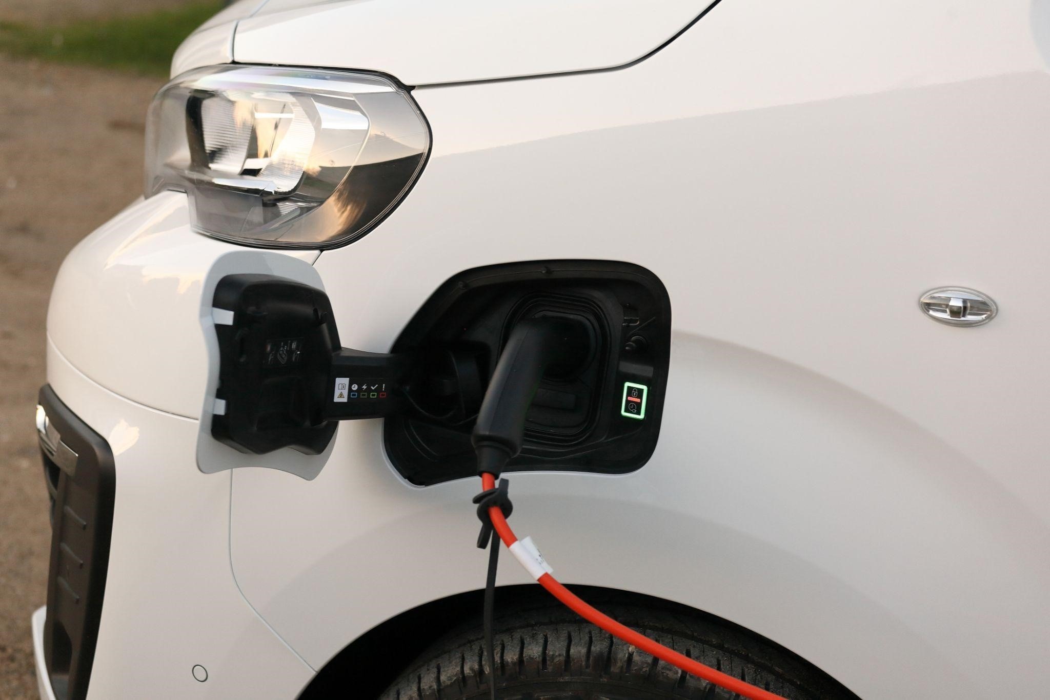Arrivage d'utilitaires électriques en location - Peugeot e-Expert vue 4