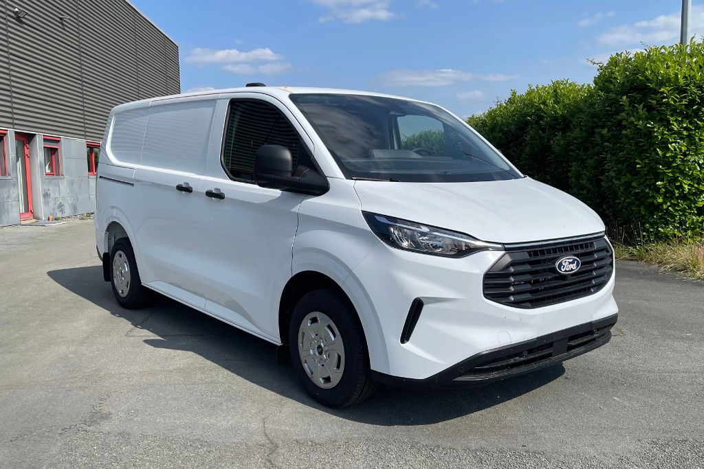 trois quart avant droit ford cutom transit l1h1 en location lld chez Util'rent